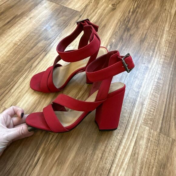 Y-not? Red Chunky Heeled Sandals Size 7 - Picture 5 of 5